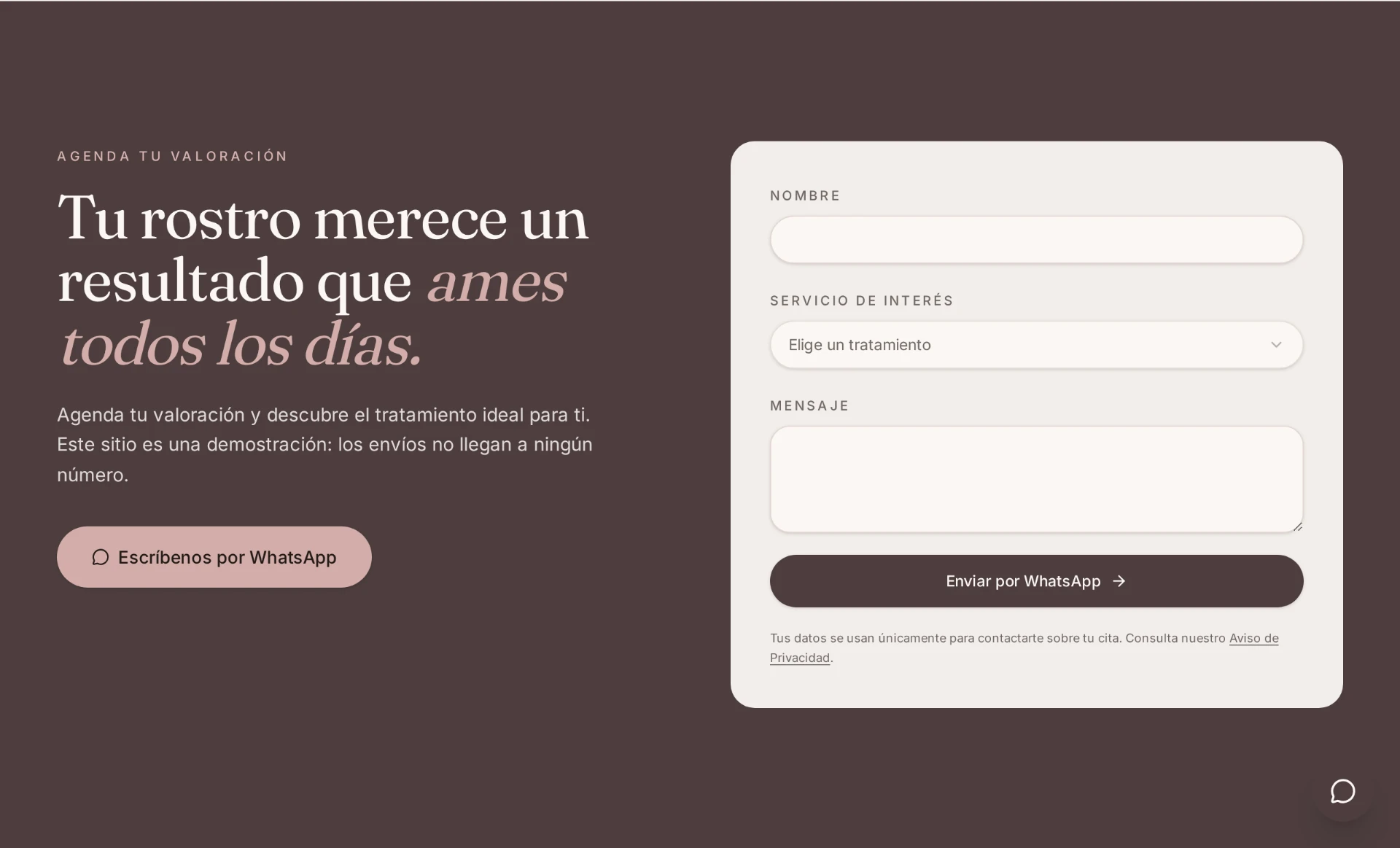 Sección de contacto del sitio demo con formulario y botón de WhatsApp